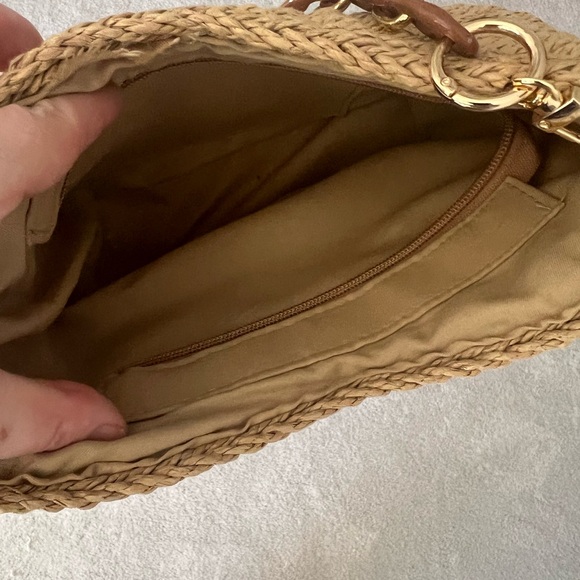 Elegant Tan Woven Shoulder Bag - Picture 3 of 3